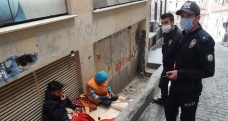 ‘Babam dilendiriyor’ diyen çocuklara polis yardım etti