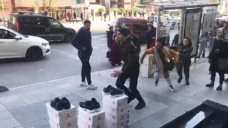 Başka Bir Kadınla Gördüğü Erkek Arkadaşını Sokak Ortasında Bıçakladı! Kamera Kayıttaydı