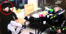 Benzin istasyonunda görevlilerle şakalaşan polis, ardından kafasına sıktı - Haber