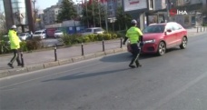 Beşiktaş'ta polis, trafikteki sürücüleri denetledi
