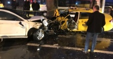 Beşiktaş'ta Taksiyle Otomobil Kafa Kafaya Çarpıştı: 1 Ölü, 2 Yaralı