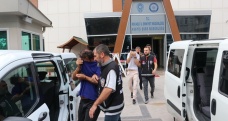 Çalınan otomobili sahibine satmaya çalışan 3 şüpheli, alıcı kılığındaki polislere yakalandı