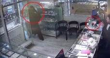 Çarşaflı ve Tüfekli Erkek Soyguncuyu, Kuyumcu Bant Kesici ile Kovdu