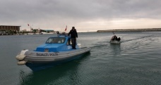Denizde mahsur kalan balıkçıları polis kurtardı