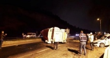 Devrilen tır, polis uygulama noktasında otomobillere çarptı: 2 yaralı