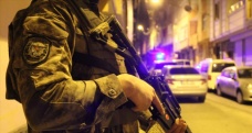 Diyarbakır'da polis ekiplerine el bombalı saldırı
