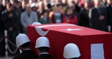 Diyarbakır’da saldırıya uğrayan polis şehit oldu