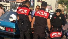 Ehliyetsiz sürücü polislere çarptı!