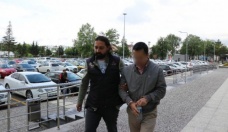 Eski üsteğmenler ve polis müdürü sınırda yakalandı