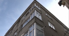 Evine giren hırsızı çatıya kilitleyip polisi aradı