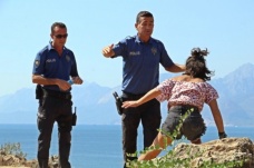 Falezlerdeki kadın polislere zor anlar yaşattı: Ne kadar karizmatikler - Haber
