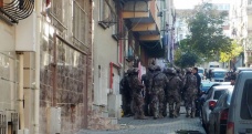 Gaziosmanpaşa’da cezaevi firarisi polise ateş açtı, annesini yaraladı