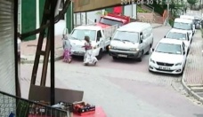 Gözaltına gelen polise biber gazı sıkıp ısırarak karşı koydular