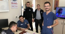 Hastane tuvaletinde bulduğu yüklü parayı, polise teslim etti