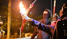 Hong Kong yangın yeri! Polise ateşli ok fırlattılar