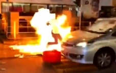 Hong Kong'da ortalık karıştı! Göstericiler polisi ateşe verdi - Haber