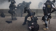 Hong Kong'da polisin vurduğu genç saldırı ve isyanla suçlanıyor