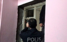 İşçiler, 1987 Yılının Gazetesine Sarılmış Kutuda İnsan Kafatası ve Kemikleri Buldu!