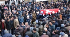 Kalp krizi geçirerek hayatını kaybeden polis memuru, son yolculuğuna uğurlandı