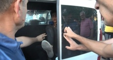 Kimliğini göstermek istemeyen genç, polislere tekme atmaya çalıştı