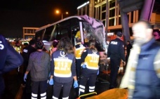 Makas atan sürücü, polisleri taşıyan midibüse kaza yaptırdı: 3 polis ağır yaralı - Haber