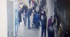 Metro istasyonunda polis memurunun silahını alıp kasığından vuran zanlı yakalandı