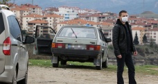 Mezarlıkta bileklerini kesti, polis kurtardı