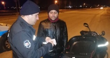 Motosikletli kurye yolda bulduğu içi para dolu cüzdanı polise teslim etti