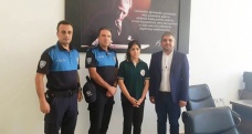 Okula gitmek isteyen kız öğrenciye polisler sahip çıktı