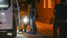 Önce iki kişiyi ardından da polisi bıçakladı