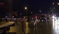 Otomobil bariyere ve polis aracına çarptı: 8 yaralı