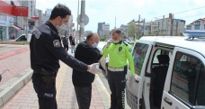 Polis 75 yaşındaki yaşlı adamı maaşını çekebilmesi için bankaya götürüp getirdi