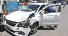 Polis aracına çarpan uyuşturucu tacirleri kaçamadı