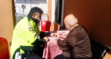 Polis 'evde kal' dedi, 2 ay önce bağlanan aracını evine getirdi