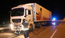 Polis ihbarı alınca TIR'ın önündeki tüm araçları uyardı! 30 km sürdü