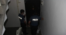 Polis, kadını adamın elinden kurtarmak için kapıyı tekmeledi