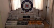Polis kapanla durdurdu, içinden kaçak eşya fışkırdı