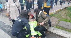 Polis memuru yerde yatan yaralıyı montuyla ısıttı
