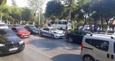 Polis ortada kaldı, 5 araba birbirine girdi
