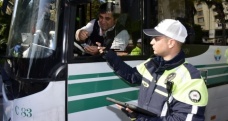 Polis yolcu kılığına girip kurallara uymayan şoförlere ceza kesti