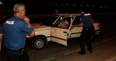 Polise çarpıp kaçan otomobil kovalamaca sonucu yakalandı, araçta 16 kilo esrar çıktı