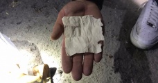 Polisi görünce uyuşturucu maddeleri araçtan attılar ama kaçamadılar