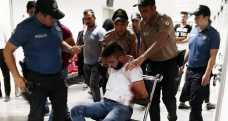 Polisi yumruklayıp kendini kesen şüpheli tutuklandı
