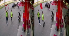 Polisin bayrak hassasiyeti duygulandırdı