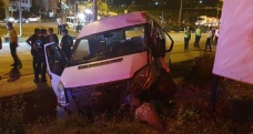 Polisin ‘dur’ ihtarına uymayan araç ile polis minibüsü kaza yaptı: 4 yaralı