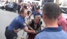 Polisin tabancasını almaya kalkıştı!