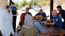 Polisler tatilcilere ut çalıp şeker ikram etti