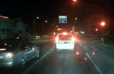 Polisler trafikte tartışırken, gözaltındaki şüpheli ekip aracıyla kaçtı - Haber