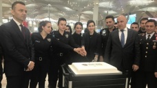 Polislerden yolculara pasta ikramı