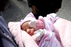 Polisten, 40 günlük bebeğini bırakıp kaçan kadına tepki: Sen nasıl bir annesin? - Haberler